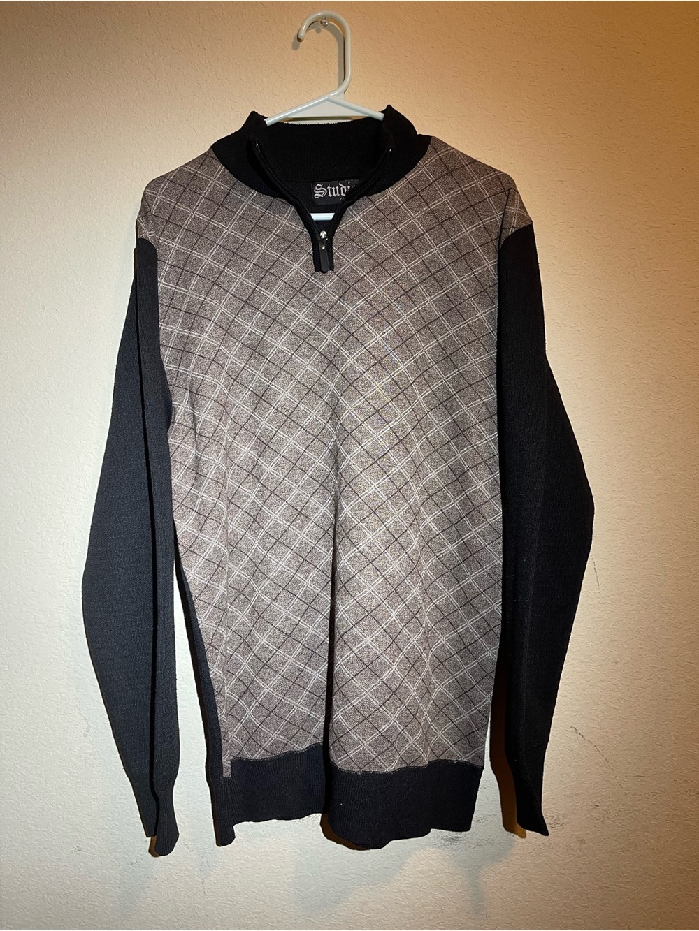 Omega Men’s Zip-Up Sweater in Black and Brown Plaid